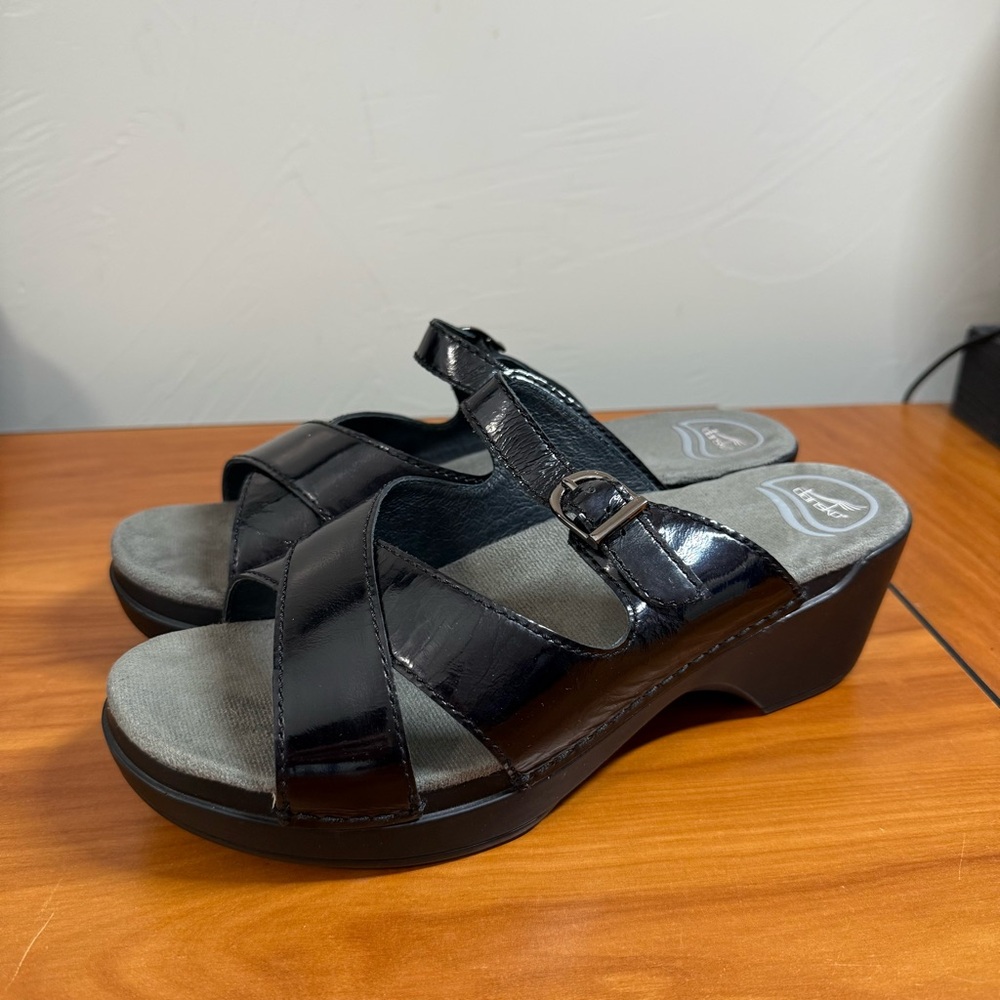 Dansko Sela Patent Leather Slip On Sandal Heel Criss Cross Strappy Buckle Black